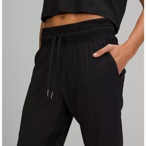 Lululemon studio crop pant LNC size 4